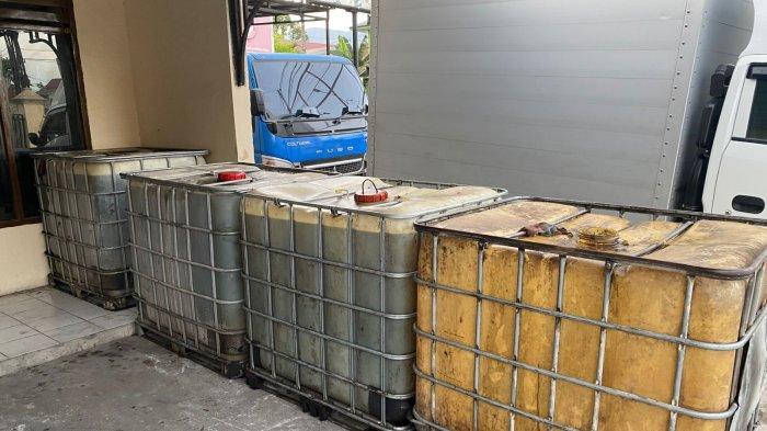 PENIMBUNAN BBM- Barang bukti berupa tiga tedmon berkapasitas masing-masing satu ton yang berisi BBM jenis Biosolar diamankan polisi dalam pengungkapan kasus dugaan penimbunan BBM bersubsidi di kawasan Bandar Buat, Kecamatan Lubuk Kilangan, Kota Padang, Senin (1/6/2026). Dalam kasus tersebut, empat pria turut diamankan untuk menjalani pemeriksaan lebih lanjut.
