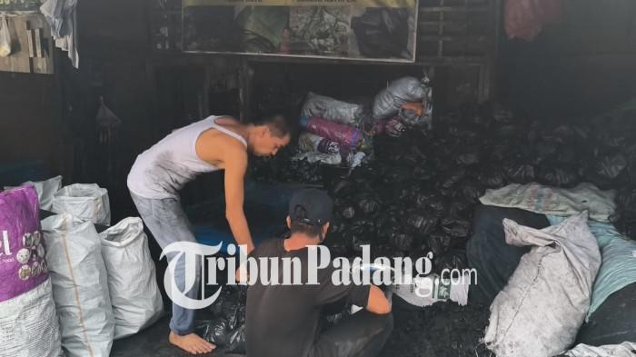 penjualan arang di pasara raya padang 2 31/12/2025