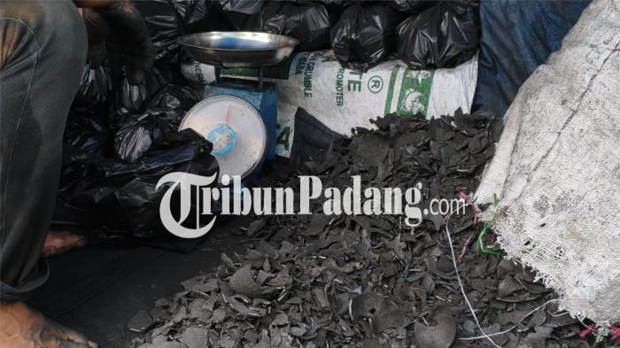 penjualan arang jelang tahun baru 2026 di pasar raya padang 31/12/2025