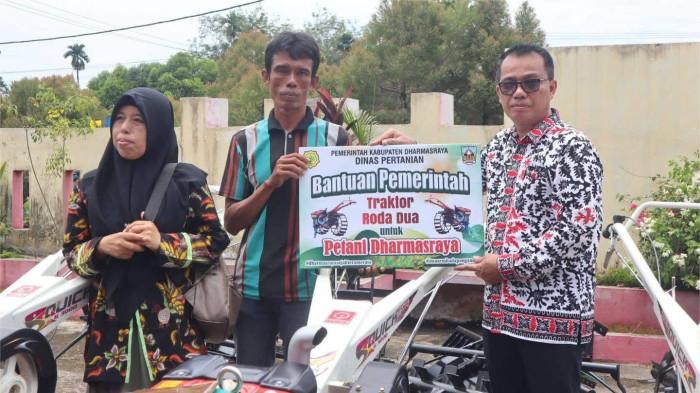 Pemkab Dharmasraya Serahkan 10 Traktor ke Kelompok Tani untuk Tingkatkan Produktivitas