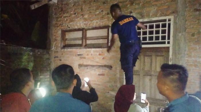 Warga Bungo Pasang Terkunci di Luar Rumah, Minta Bantuan Damkar Padang untuk Membukakan Pintu