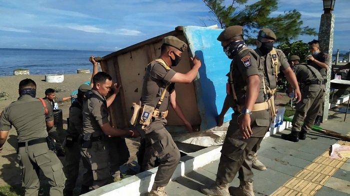 Puluhan Lapak Pedagang di Sepanjang Pantai Muaro Lasak Ditertibkan Disparbud dan Satpol PP Padang
