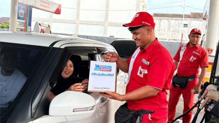 BERBAGI TAKJIL- Perwakilan Pertamina Patra Niaga Regional Sumbagut menyerahkan paket takjil kepada pengendara di area SPBU sebagai bentuk kepedulian dan peningkatan pelayanan kepada konsumen selama Bulan Suci Ramadhan 1447 H.