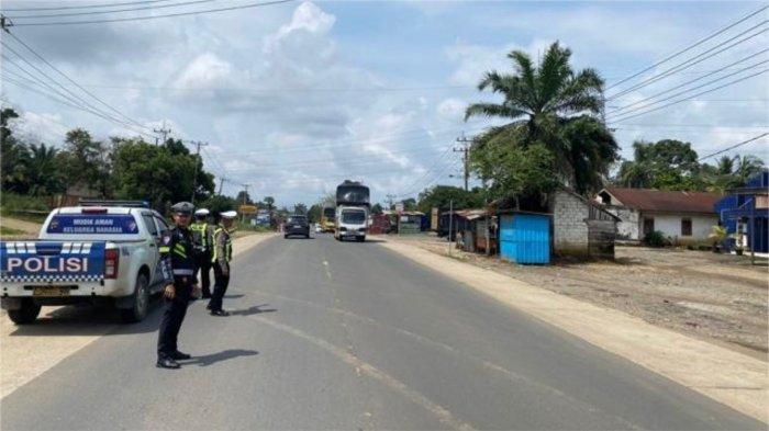 OPERASI KETUPAT- Petugas Satlantas Polres Dharmasraya melaksanakan pengaturan arus lalu lintas dalam pelaksanaan Operasi Ketupat Singgalang 2026. Kasat Lantas Polres Dharmasraya, Iptu Wahyuli Amra, menyebut tidak ada satupun laporan kecelakaan lalu lintas atau zero accident.