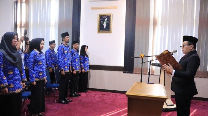 Pj Walikota Jasman Lantik, dan Serahkan 17SK Pengangkatan Pegawai Pemerintah dengan Perjanjian Kerja