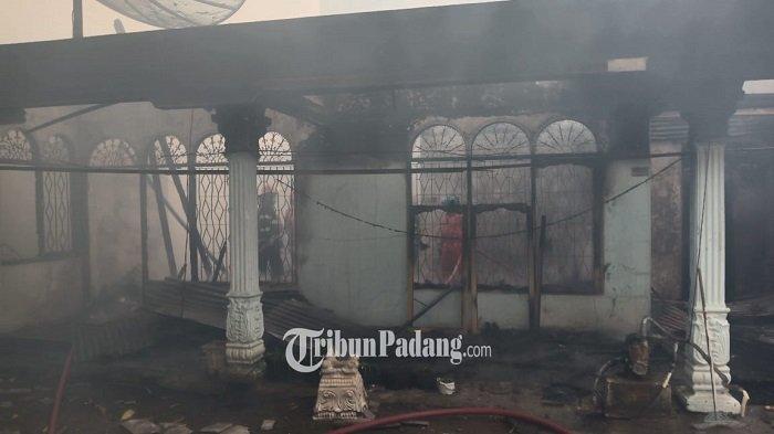 BREAKING NEWS - Satu Rumah Warga Kota Padang Terbakar, Masyarakat Ramai Datangi TKP