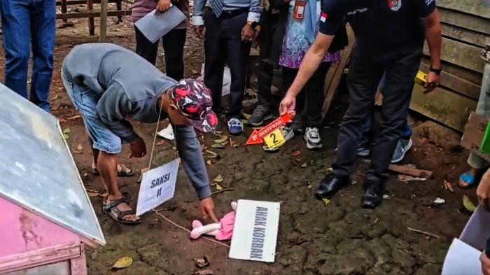 REKONSTRUKSI PEMBUNUHAN BAYI- Situasi saat proses rekonstruksi kasus pembunuhan bayi di Kelurahan Bukit Cangang, Kecamatan Guguak Panjang, Kota Bukittinggi, Selasa (18/11/2025). Plt Kasat Reskrim sebut total reka ulang pembunuhan berjumlah 24 adegan.