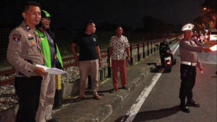 KECELAKAAN KERETA API- Petugas kepolisian melakukan pengamanan dan pengaturan lalu lintas di sekitar lokasi kecelakaan kereta api di kawasan Jalan Prof. Dr. Hamka, Kelurahan Parupuk Tabing, Kecamatan Koto Tangah, Kota Padang, Sabtu (7/3/2026) malam. Di lokasi tersebut sebelumnya dilaporkan tiga remaja tertabrak Kereta Api Lembah Anai relasi Padang–Kayu Tanam saat berada di sekitar rel.