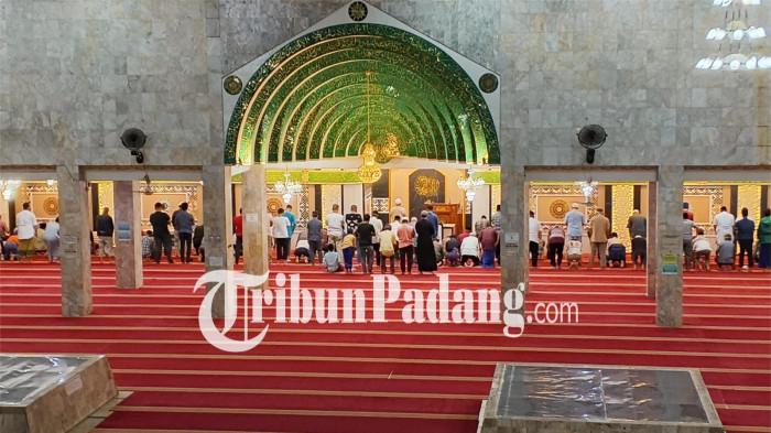 salat tarawih di masjid taqqa muhammdiyah padang 18/2/2026