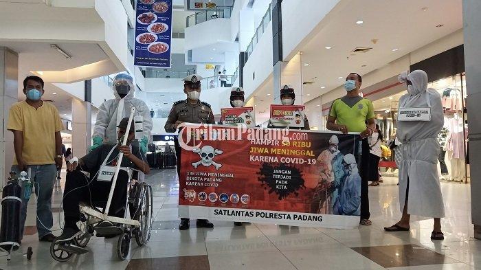 'Pocong' Mendadak Masuk Pusat Perbelanjaan di Padang, Ingatkan Masyarakat yang Tak Pakai Masker