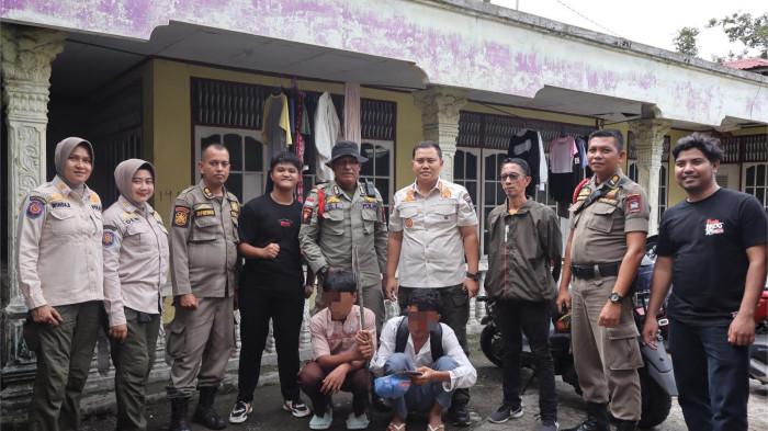 PELAJAR BOLOS SEKOLAH- Satuan Polisi Pamong Praja (Satpol PP) BKO Kecamatan Pauh mengamankan puluhan pelajar yang kedapatan membolos dari jam pelajaran, Jumat (21/11/2025).