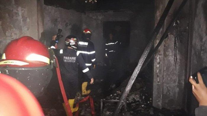 Rumah Dua Lantai di Lubeg Padang Hangus Terbakar, Warga Ikut Membantu Padamkan Api