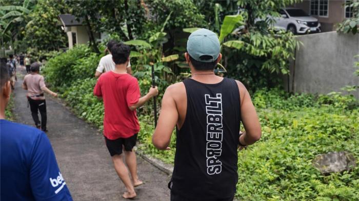 KEMUNCULAN BERUANG MADU- Masyarakat melakukan pengejaran terhadap beruang madu di kawasan Labuah Barulak, Nagari Sinuruik, Kabupaten Pasaman Barat. Kepala Resort Pasaman BKSDA Sumbar, Edi Susilo ungkap kemungkinan beruang madu masuki kawasan warga karena cari makan lalu tersesat.