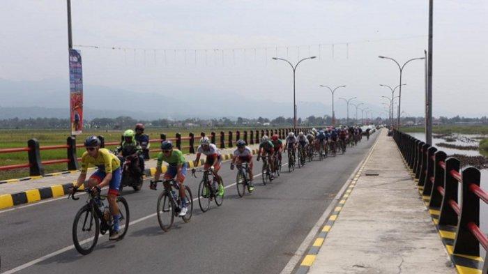 Tour de Singkarak Masuki Etape Akhir, Pembalap TdS 2019 Finish di Pantai Cimpago Padang via Mandeh