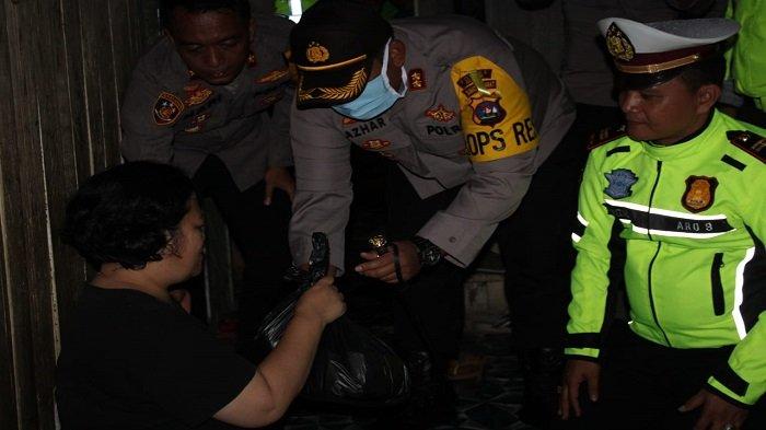 Polres Solok Bagikan Paket Sembako dan Donor Darah, Untuk Warga Terdampak Covid-19