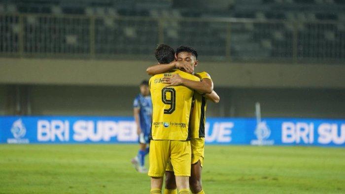 BRI SUPER LEAGUE- Pemain Semen Padang FC merayakan kemenangan saat menghadapi PSBS Biak di Stadion Maguwoharjo, Sleman, Senin (9/3/2026) malam.