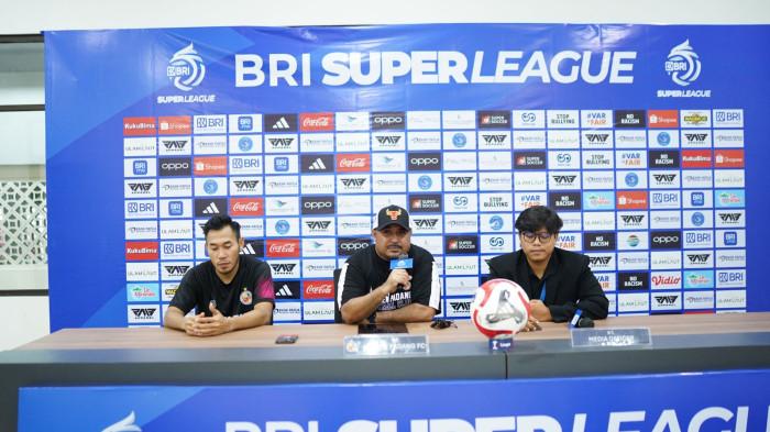 BRI Super League - Pelatih kepala Semen Padang FC, Imran Nahumarury, didampingi pemain Asyraq Gufran Rachmadhan, memberikan keterangan kepada media dalam jumpa pers jelang laga melawan PSBS Biak pada pekan ke-25 BRI Super League 2025/2026, Senin (9/3/2026). Semen Padang FC menargetkan membawa pulang poin penuh dari laga tersebut.