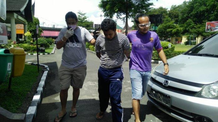 Seorang mantan narapidana yang baru keluar penjara di Padang ditangkap polisi pada Kamis (30/4/2020) karena membakar rumah mertuanya. 