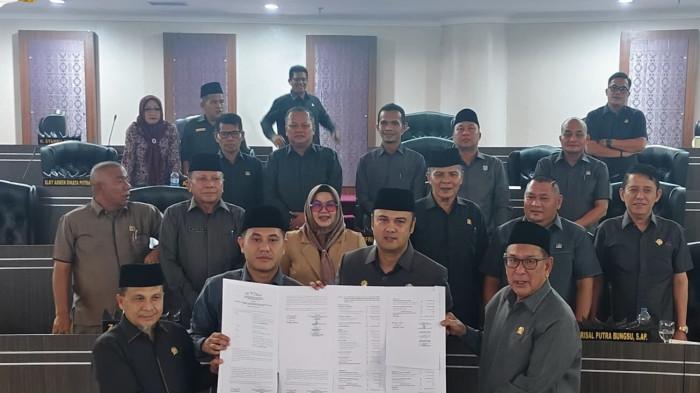 sidang paripurna di Gedung DPRD Sijunjung 8/11/2025