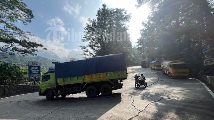 ARUS LALU LINTAS SITINJAU LAUIK – Kondisi arus lalu lintas di jalur Sitinjau Lauik, Kota Padang, Sabtu (7/3/2026) pagi terpantau ramai lancar. Sebuah truk yang terperosok di Panorama II tidak mengganggu perjalanan kendaraan yang melintas di jalur lintas Sumatera tersebut.