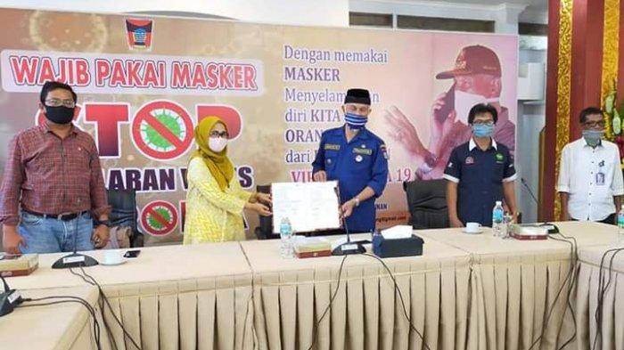 Pemko Padang Terima 2 Bilik Disinfektan dari Universitas Bung Hatta dan Koperasi SMR