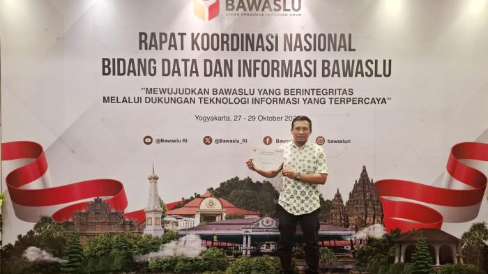 Dapati Prediket Informatif, Bawaslu Kabupaten Solok Raih Penghargaan dari Bawaslu RI