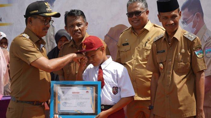 Program Unggulan Terus Bergulir, Pemda Solsel Salurkan Seragam Untuk 766 Siswa di Sungai Pagu
