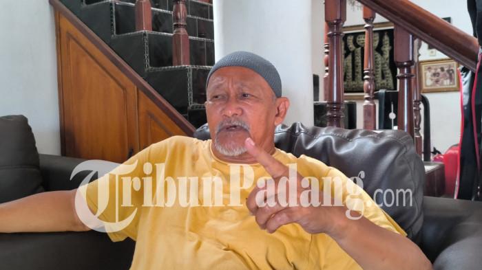 SEMEN PADANG FC- Legenda Semen Padang FC, Suhatman Imam, memberikan keterangan di kediamannya, Parak Karakah, Kecamatan Padang Timur, Kota Padang, Rabu (3/6/2026). Suhatman menilai Nil Maizar sudah berpengalaman di timnas, Liga 1 dan 2.