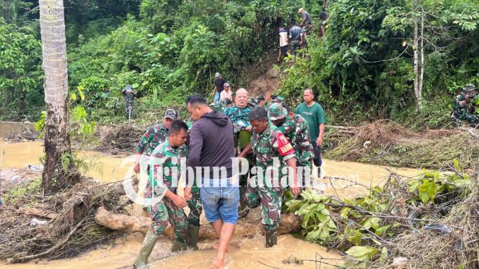 tni evakuasi warga batu busuk 2 15/12/2025