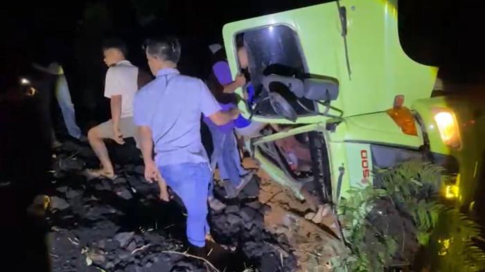 KECELAKAAN TUNGGAL- Sejumlah warga mengevakuasi korban kecelakaan tunggal truk fuso bermuatan batu bara yang mengalami rem blong di kawasan Sitinjau Lauik, Panorama 2, Kecamatan Lubuk Kilangan, Kota Padang, Kamis (19/2/2026) sekitar pukul 03.00 WIB. Akibat kejadian tersebut, tiga orang mengalami luka-luka dan dilarikan ke fasilitas kesehatan terdekat.