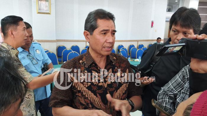 DUGAAN TIPIKOR - Aspidsus Kejati Sumbar Fajar Mufti memberikan penjelasan kepada wartawan terkait proses penyelidikan dugaan korupsi di lingkungan kampus UIN Imam Bonjol Padang, Jumat (13/2/2026). Hingga kini, lebih dari 10 orang telah dimintai keterangan dan proses penyelidikan masih berlangsung. (TribunPadang.com/Fajar Alfaridho Herman)