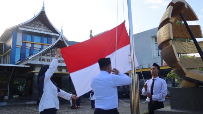 upacara pengibaran bendera ut pdg
