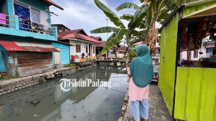 BANJIR ROB- Suasana kawasan Purus Atas, Kelurahan Rimbo Kaluang, Kecamatan Padang Barat, Kota Padang, Sumatera Barat, yang merupakan daerah langganan musibah banjir rob, Selasa (11/11/2025).
