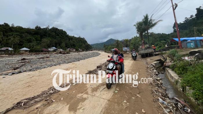 warga pakai motor di jalan putus batu busuk padang 15/12/2025