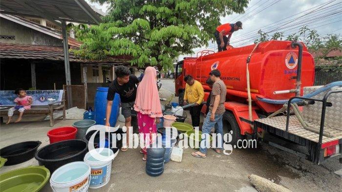 AIR BERSIH- Warga Kecamatan Pauh, Kota Padang menampung air bersih dari BPBD Kota Padang, Sabtu (17/1/2026). Kekeringan melanda pasca banjir bandang akhir November 2025 lalu.