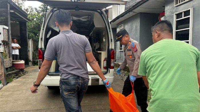 WARGA TERTABRAK KERETA - Petugas kepolisian mengevakuasi jasad korban diduga tertabrak kereta api di kawasan Limau Manis Selatan, Kecamatan Pauh, Kota Padang, Sumatera Barat, Rabu (25/3/2026).