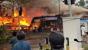 7-petak-bangunan-ludes-terbakar-api-di-Jalan-Lintas-Sumatra.jpg