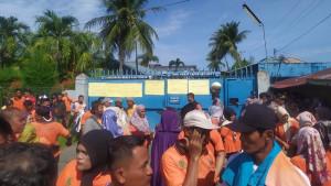 AKSI-DEMO-Ratusan-karyawan-PT-BSI-Padandibayarkan.jpg