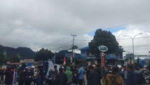 Aksi-demonstrasi-masyarakat-di-depan-Kantor-DPRD-Solok.jpg