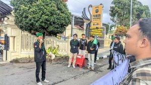 Aksi-yang-dilakukan-HMI-Cabang-Bukittiggi-buntut-dari-belum-diusutnya-kasus-kebakardlu.jpg