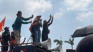 Aktor-Reza-Rahadian-berorasi-saat-ikut-dalam-aksi.jpg