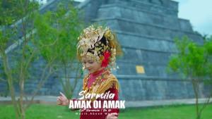 Amak-Oi-Amak-yang-turut-dipopulerkan-oleh-Sarmila-Lagu-ini-merupakan-ciptaan-Misramolai.jpg