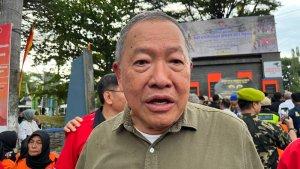 Andreas-Sofiandi-Ketua-Himpunan-Bersatu-Teguh-HBT-diwawancarai-di-monumen-Tugu-Gempa-Padang.jpg