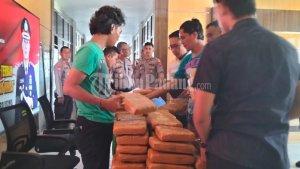 BREAKING-NEWS-Polisi-Tangkap-2-Pemuda-Bawa-77-Paket-Ganja-di-Sungai-Limau-Padang-Pariaman.jpg