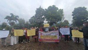BREAKING-NEWS-Puluhan-Warga-Alahan-Panjang-Demo-di-DPRD-Solok.jpg