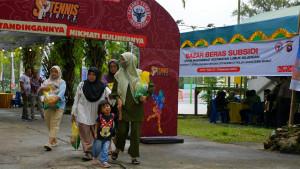 Bazar-beras-subsidi-di-PT-Semen-Padang-1392025.jpg