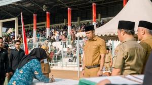 Bupati-Benny-Dwifa-mengucapkan-selamat-kepd.jpg