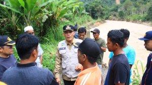 Bupati-Pasaman-Sabar-AS-Saat-Meninjau-Lokasi-Bencana-di-Matuse.jpg