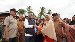 Bupati-Tanah-Datar-Eka-Putra-saat-menyerahkan-bantuan-korban-banjir-di-Nagari-III-Koto.jpg