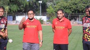 CEO-Win-Bernadino-bersama-pelatih-kepala-Semen-Padang-FC-Eduardo-Almeida.jpg